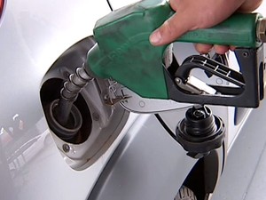 Mantega confirma reajuste da tabela do IR e diz que gasolina deve subir