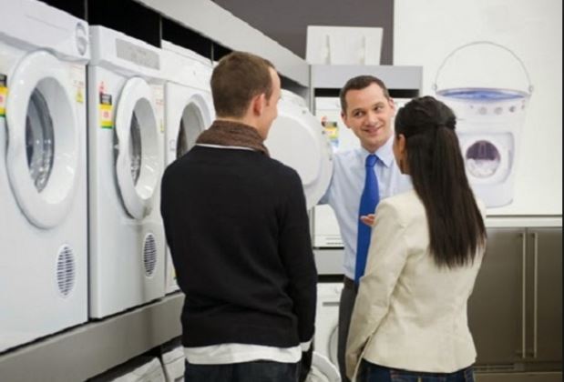 Empresa que cobrava com excessivo rigor atingimento de metas e vendas casadas deve indenizar vendedor