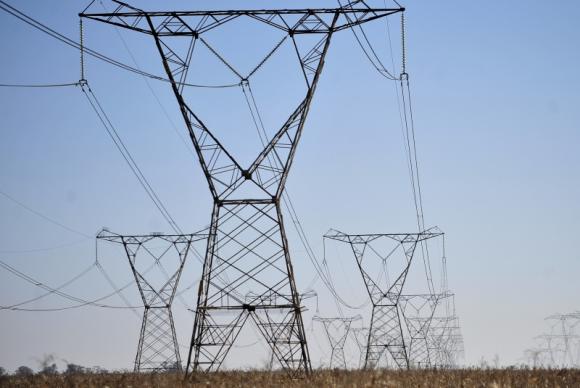 Aneel faz leilão para contratar transmissão de energia em oito estados