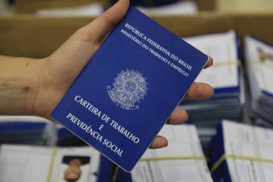 País fecha 169 mil postos de trabalho com carteira assinada em outubro