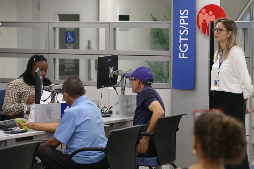 CEF pressiona trabalhadores a contratarem serviços em saques do FGTS