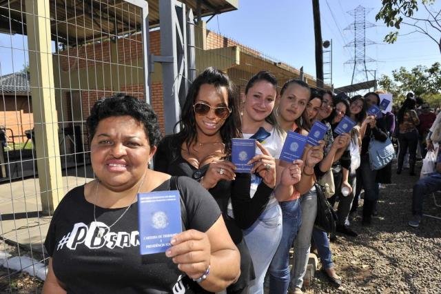 País fecha 448,1 mil postos de trabalho no ano, maior número desde 2002